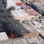 Incendio en fábrica de PVC provoca evacuación en Guadalajara