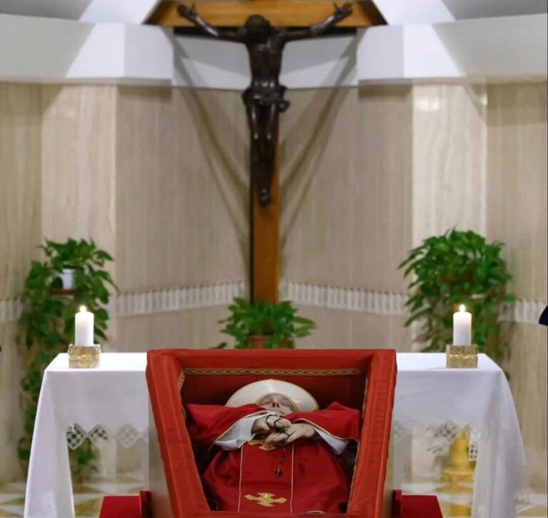 El Vaticano revela las primeras imágenes tras el fallecimiento del Papa Francisco