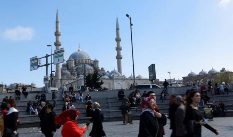 Un fuerte sismo sacude Estambul sin causar víctimas hasta ahora