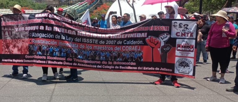 Docentes marchan en Guadalajara para exigir derechos laborales y abrogación del ISSSTE 2007