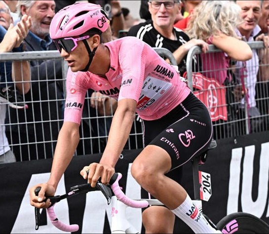 Isaac del Toro, la promesa mexicana del ciclismo, conquista corazones en el Giro de Italia 2025