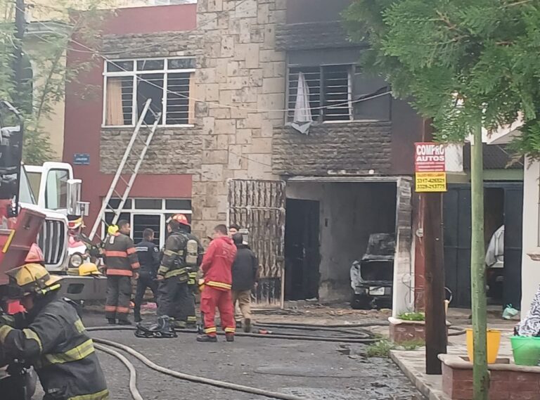 Incendio en Guadalajara deja cinco personas rescatadas ilesas y vehículos calcinados
