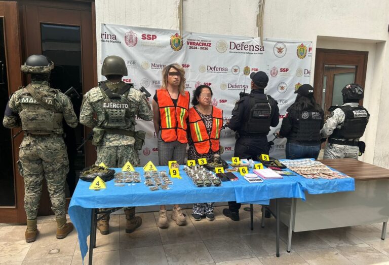 Elementos del Ejército y Guardia Nacional, en coordinación con la F.G.E., detienen a 2 personas tras la ejecución de un cateo en Cto. Santa Teresa, Residencial villitas municipio de Fortin de las Flores, Ver