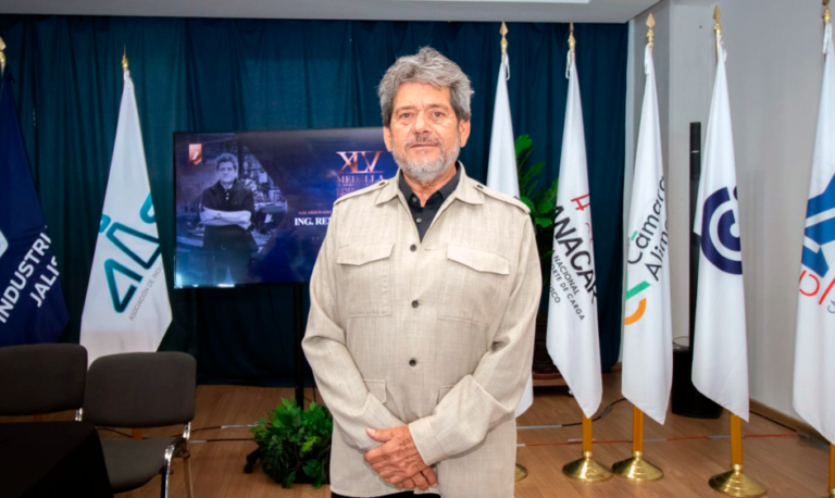 Reconocen a René Calderón Bujdud con la Medalla al Mérito Industrial 2025 por su liderazgo en la industria del acero