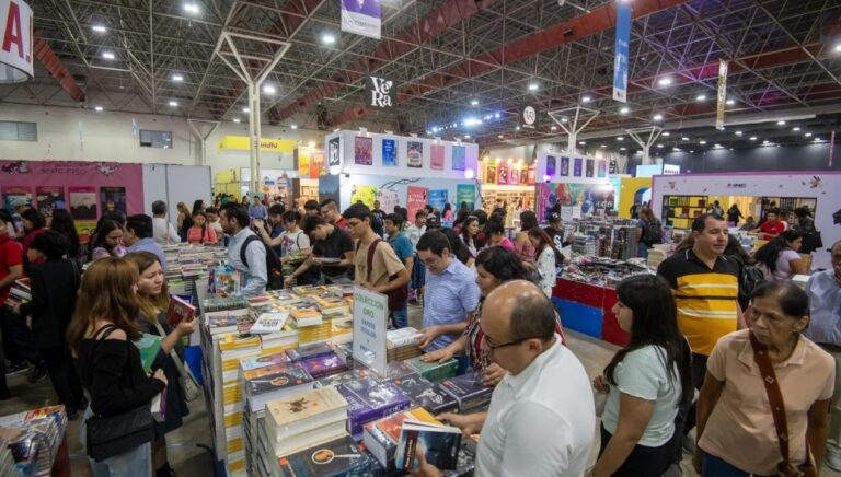 FIL Guadalajara, galardonada por su legado cultural en el 137 aniversario de Canaco