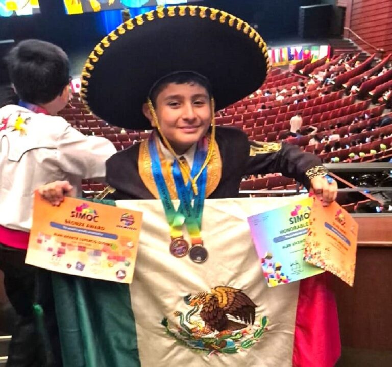 Joven de Acatlán de Juárez destaca en competencia internacional de matemáticas en Singapur