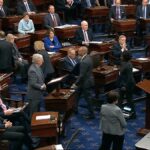 División republicana y maratón legislativo marcan la aprobación del plan fiscal de Trump en el Senado