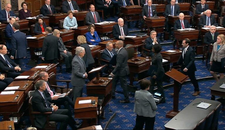 División republicana y maratón legislativo marcan la aprobación del plan fiscal de Trump en el Senado