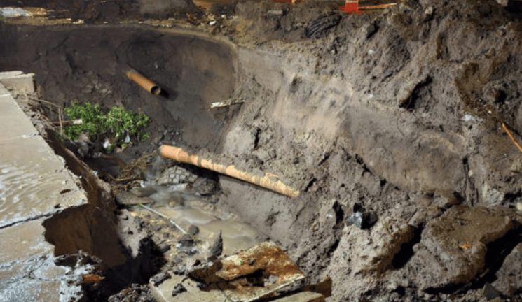 Continúan las labores para reparar socavón en San Pedro Tlaquepaque a pesar de las condiciones climáticas