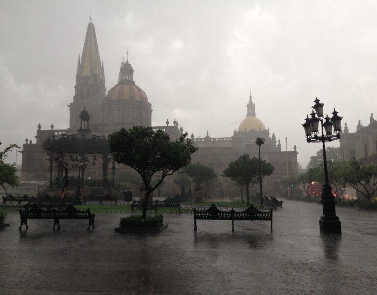 Lluvias fuertes en Guadalajara este miércoles: se intensificarán hacia la noche