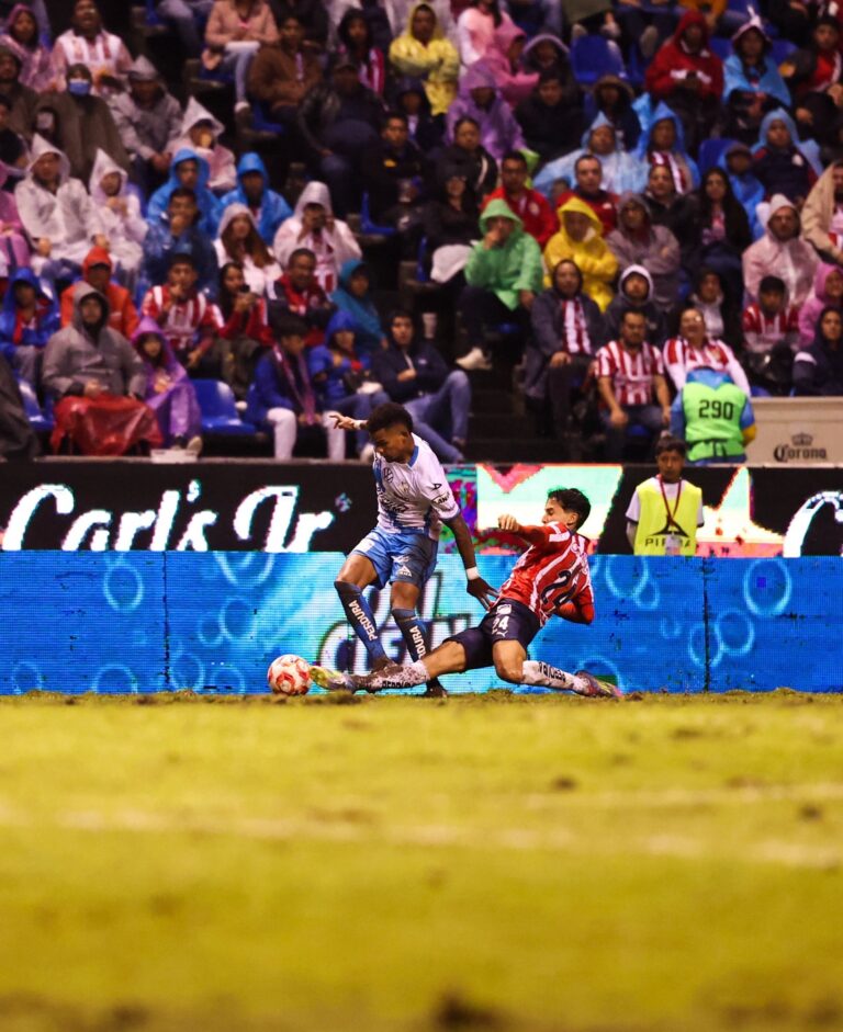 Chivas logra segundo triunfo consecutivo ante Puebla en el Cuauhtémoc