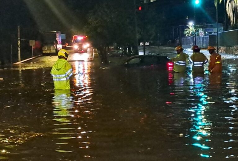 Lluvias intensas de ésta madrugada provocan inundaciones y cierres viales en el ZMG