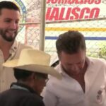 Gobernador de Jalisco entrega apoyos a familias afectadas por inundaciones en Puerto Vallarta