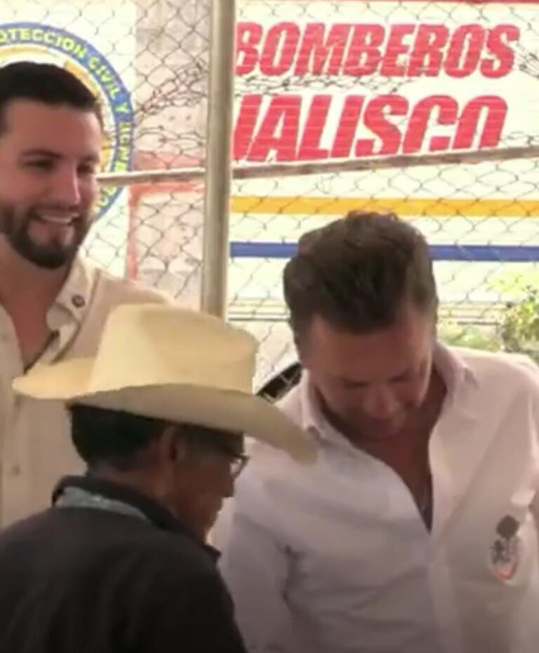 Gobernador de Jalisco entrega apoyos a familias afectadas por inundaciones en Puerto Vallarta