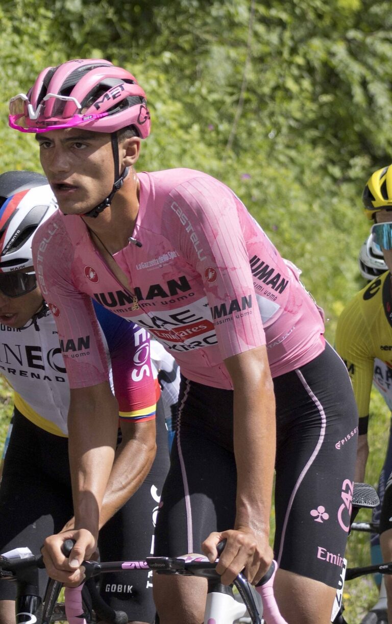 Isaac Del Toro hace historia en Italia: conquista en solitario el Gran Piamonte 2025