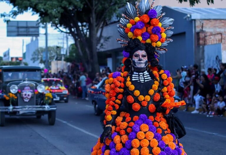 Color, tradición y memoria: Guadalajara celebra el Día de Muertos con desfiles, altares y homenajes a mascotas