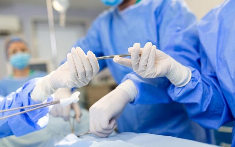 Vinculan a proceso a médico por muerte de mujer tras cirugía estética en Guadalajara