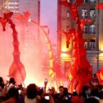 Jirafas gigantes toman las calles de Guadalajara en un desfile lleno de arte y fantasía