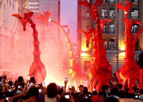 Jirafas gigantes toman las calles de Guadalajara en un desfile lleno de arte y fantasía
