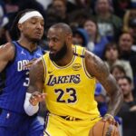 Regresa LeBron James y Detroit sorprende en el inicio de la NBA