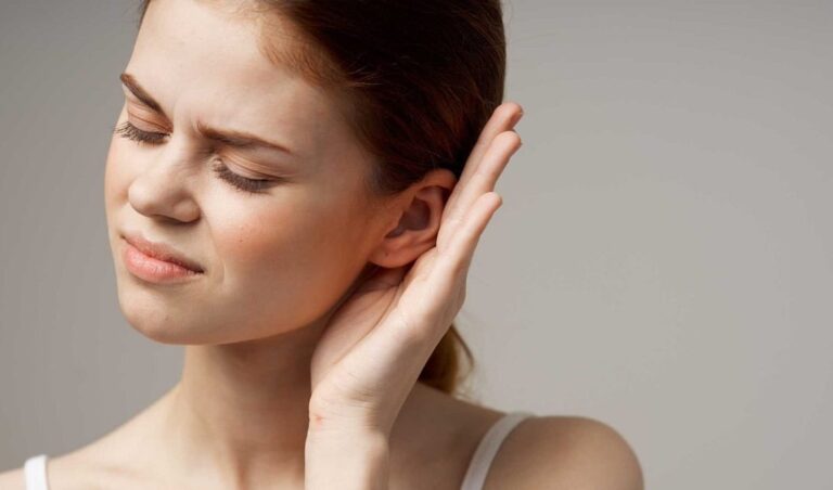 El misterio del pitido en los oídos: especialistas explican el papel del cuello y las emociones en el tinnitus