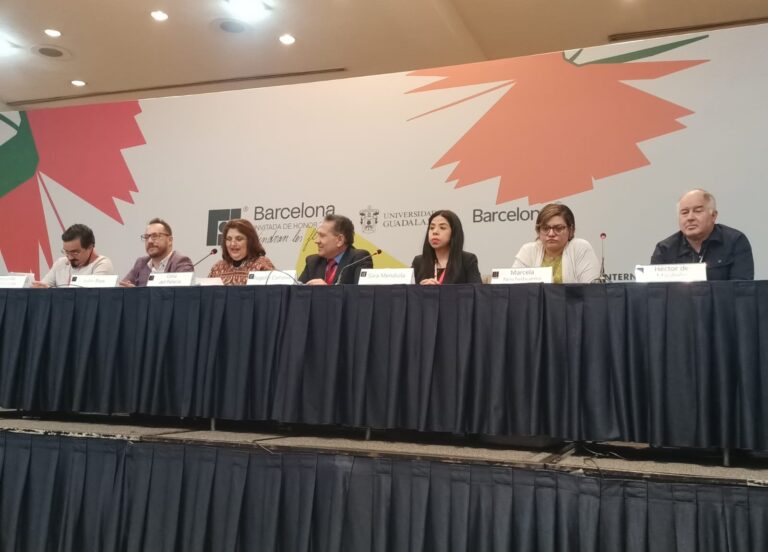 En la FIL, periodistas y defensores alertan: la ley se usa para acotar la libertad de expresión