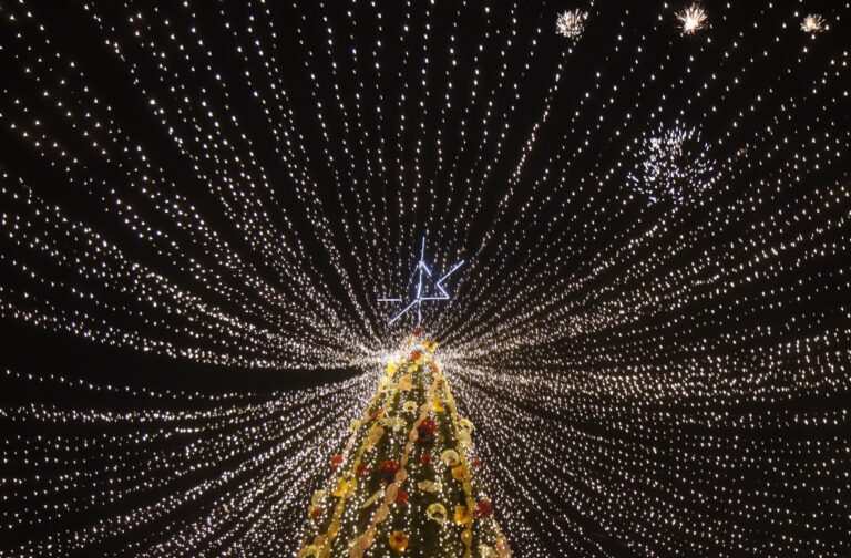 Tlaquepaque enciende la Navidad con fiesta, nieve y un árbol de 15 metros
