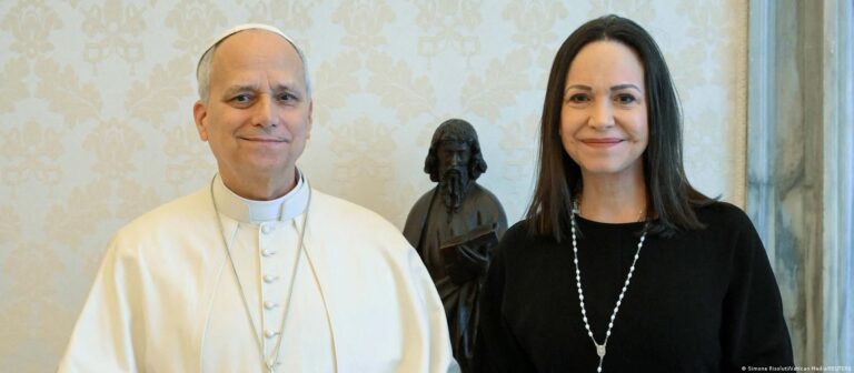 Machado se reúne con el Papa en el Vaticano para pedir apoyo a la transición democrática en Venezuela