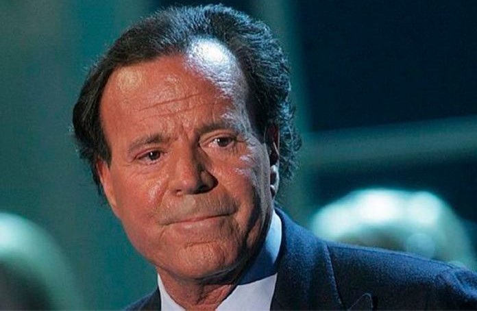 Investigan presuntas prácticas abusivas en residencias de Julio Iglesias tras denuncias de exempleadas