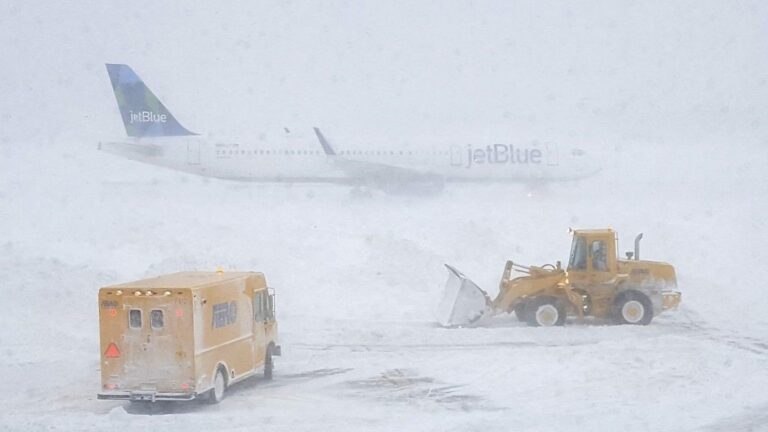 Tormenta invernal provoca emergencia nacional y caos aéreo en Estados Unidos