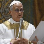 León XIV bautiza a hijos de trabajadores vaticanos y renueva una tradición que une fe y familia