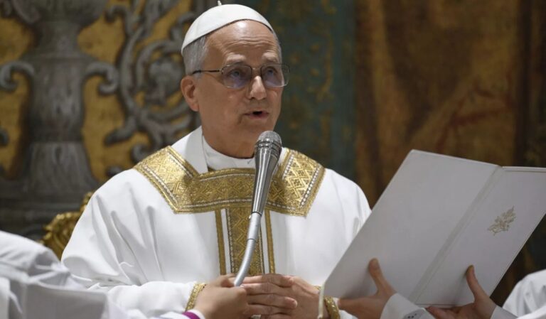 León XIV bautiza a hijos de trabajadores vaticanos y renueva una tradición que une fe y familia