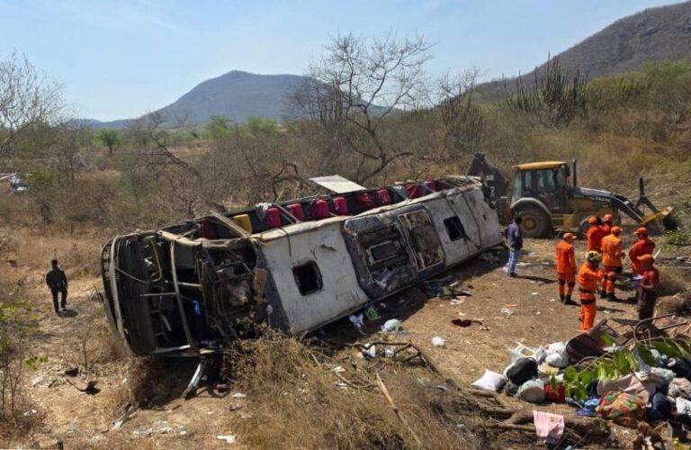 Vuelca autobús de peregrinos en Brasil; reportan al menos 15 muertos