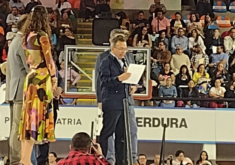 Pablo Lemus Navarro entrega más de cinco mil computadoras y promete gestionar aumento salarial para docentes