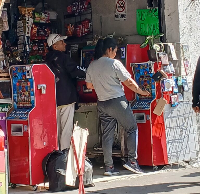 El avance silencioso de las “maquinitas” de apuesta en tiendas de barrio