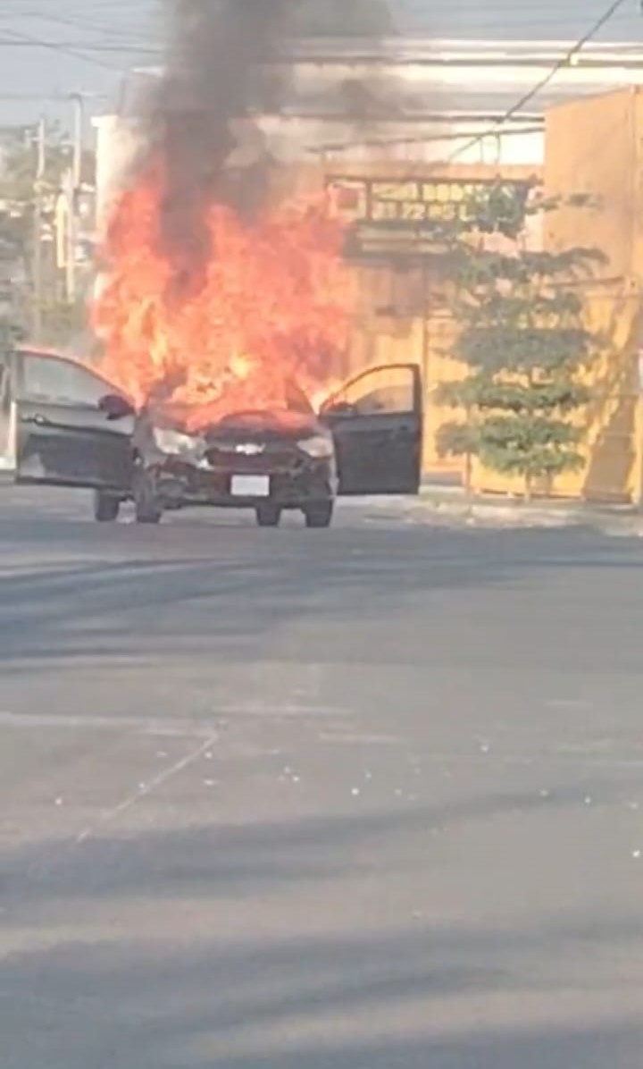 Jornada de violencia paraliza vialidades en Jalisco; reportan bloqueos e incendios de vehículos