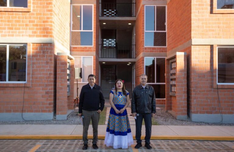 Entregan primeras 32 viviendas en San Jacinto Amilpas; proyectan 12 mil acciones más en Oaxaca