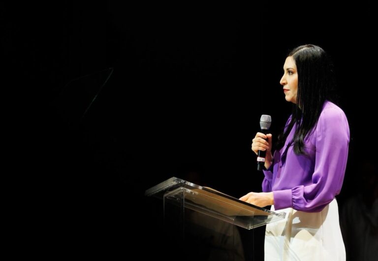 Banxico advierte rezago femenino en liderazgo financiero