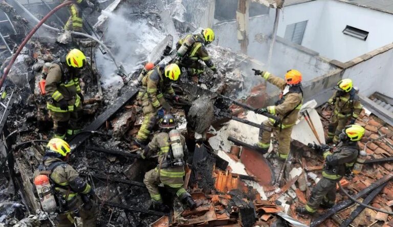 Accidente aéreo militar deja al menos ocho muertos y decenas de heridos en Colombia