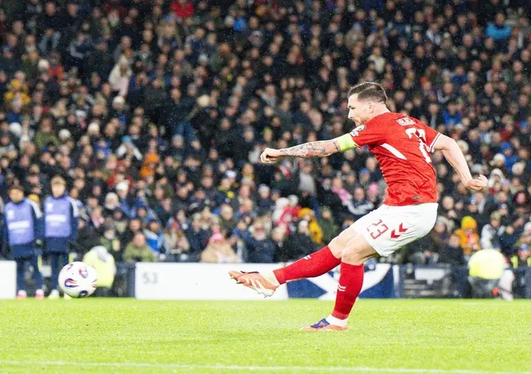 Dinamarca impone condiciones y encarrila su pase mundialista