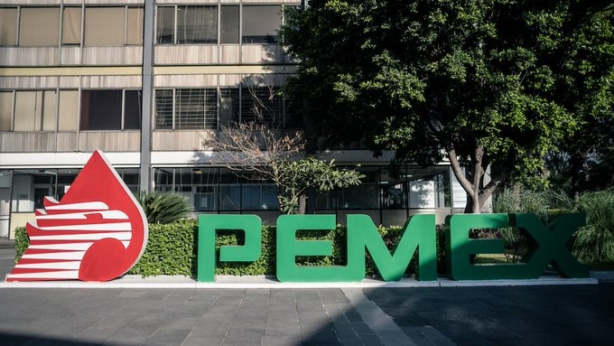 Pemex ajusta deuda y abre la puerta a Slim