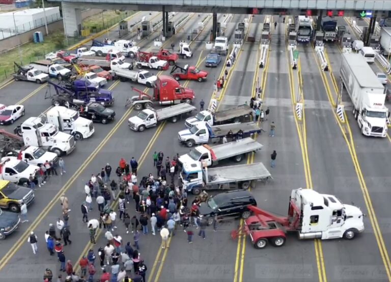 Bloqueos, accidentes y protestas complican tránsito en carreteras de México
