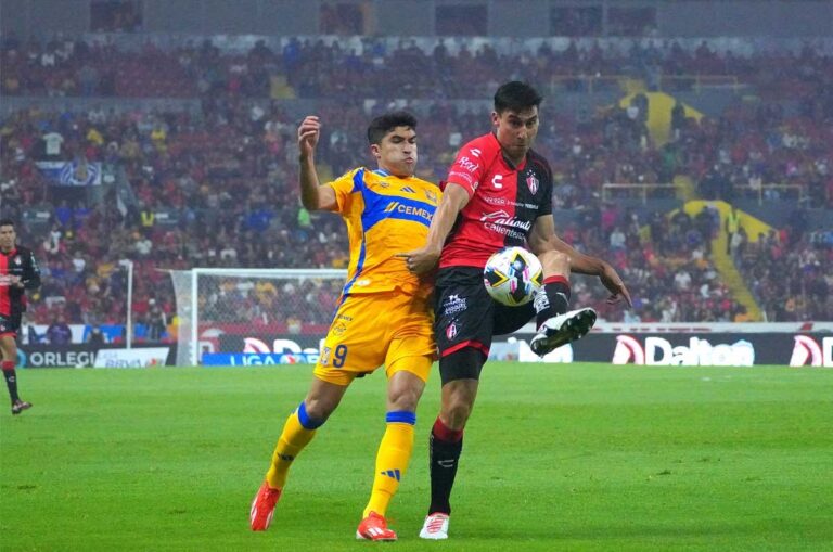 Atlas y Tigres empatan sin goles en un duelo tenso y marcado por el VAR