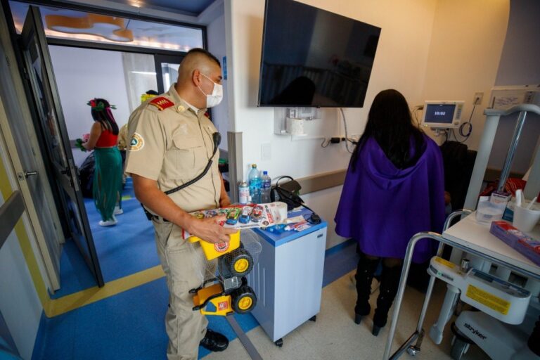 Superhéroes del fuego llevan alegría a niñas y niños de los Hospitales Civiles de Guadalajara