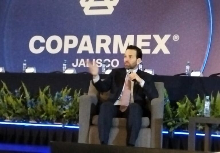 Loret de Mola llama a empresarios a ser contrapeso ante concentración de poder en México