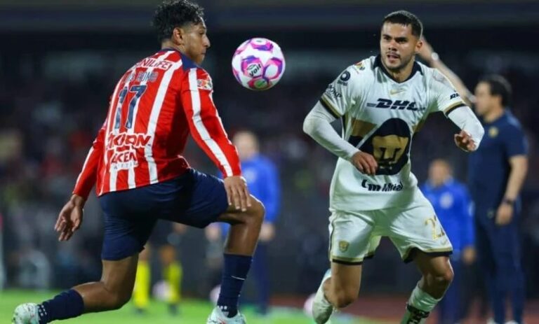Pumas y Chivas reparten puntos en un emocionante duelo en el Akron con marcador 2-2