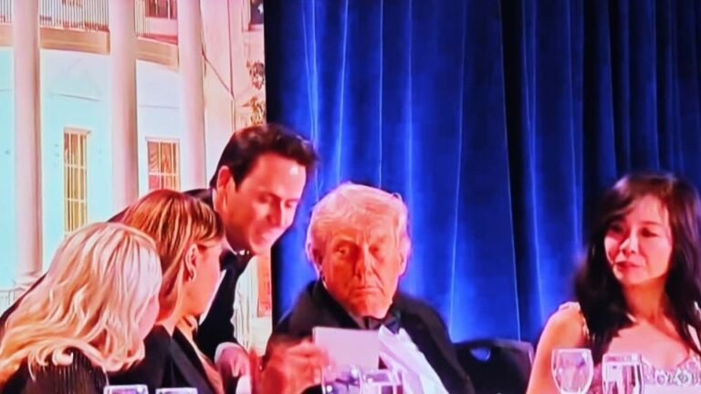 Evacúan a Donald Trump tras detonaciones en la Cena de Corresponsales de la Casa Blanca; hay un detenido