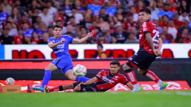 Cruz Azul derrota al Atlas y sigue con vida en la Liguilla
