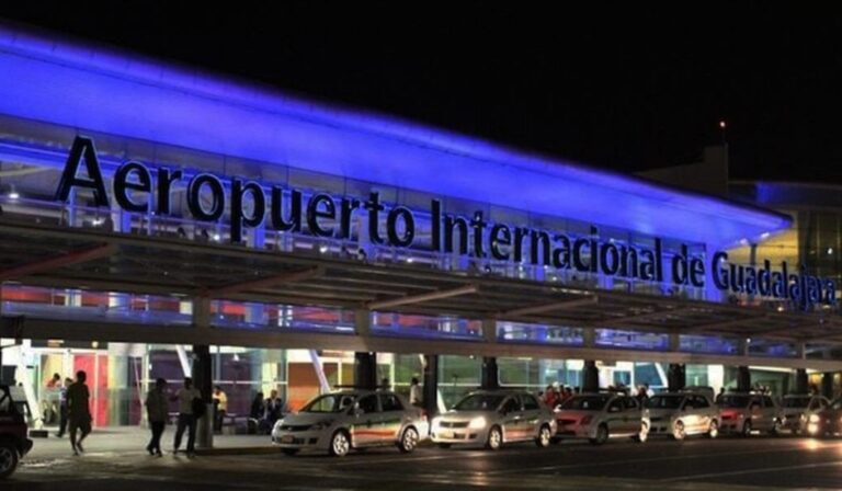Estacionamiento para plataformas junto al aeropuerto registra 60% de avance