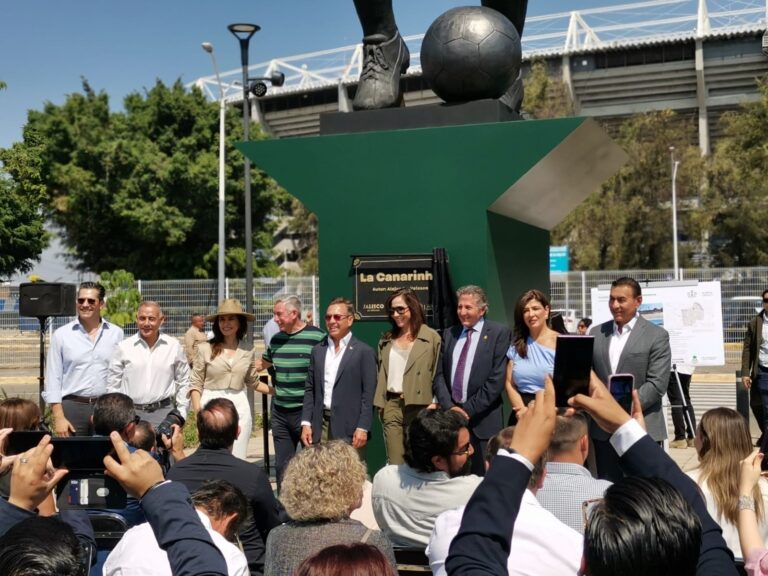 Guadalajara celebra su legado futbolístico con la instalación de una imponente escultura en honor a su historia deportiva